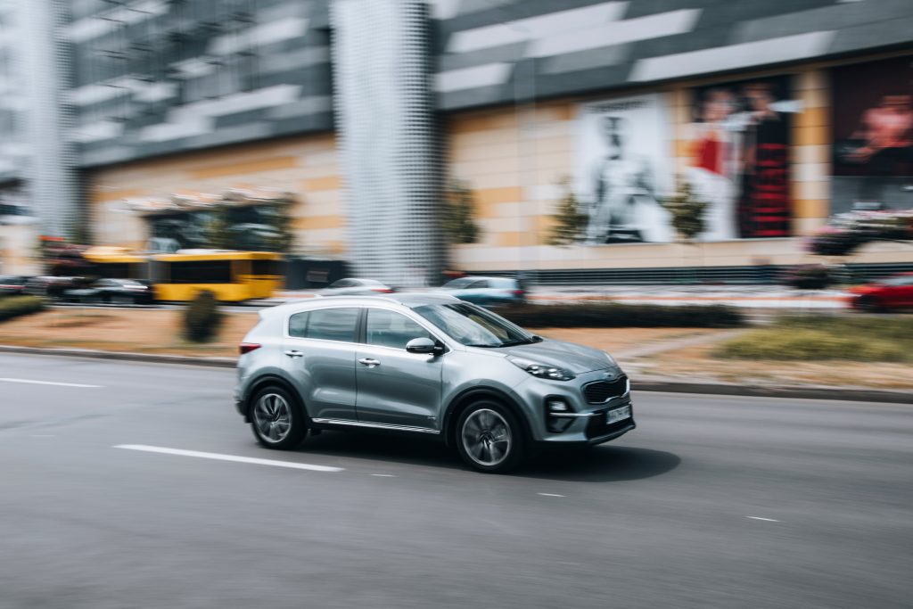 Kia Sportage grey in the city